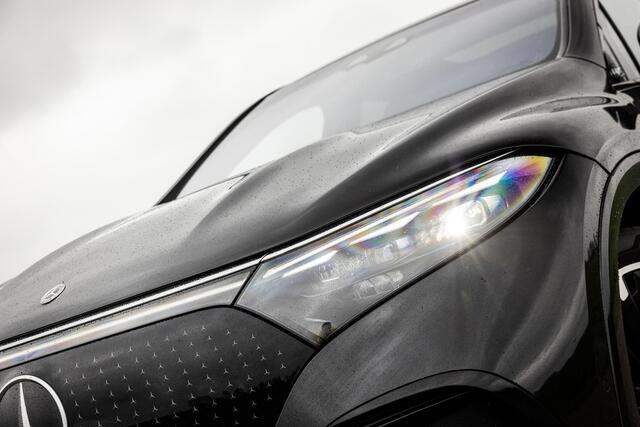 Mercedes-Benz EQS SUV 450 4MATIC 108 kWh AMG Line | Nieuwprijs ¤ 150.752 | Premium Plus Pakket | Panoramaschuifdak | Akoestiekcomfortpakket | Massagestoelen | Trekhaak | Softclose | Verwarmde Voorruit |