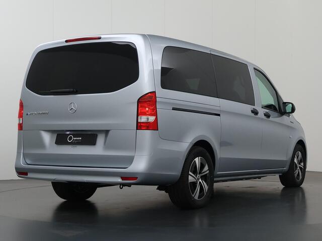 Mercedes-Benz EVITO TOURER 129 L2 PRO 90kWh | 8-PERSOONS | Snelladen 110 KWh | Achteruitrijcamera | Parkeerpakket | Comfortbestuurdersstoel | Dodehoekassistent | 8 Zitplaatsen | 360KM Range | KORTING ¤25.900,- !!!
