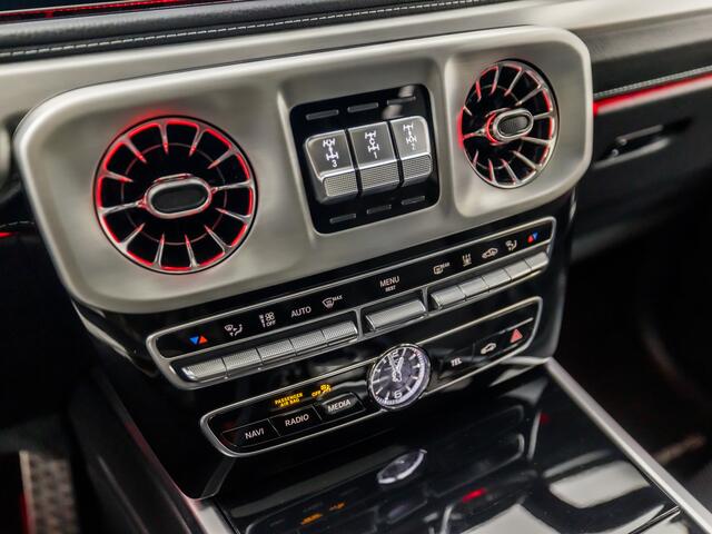 Mercedes-Benz G-KLASSE 63 AMG 585Pk (SCHUIFDAK, ALCANTARA HEMEL, SFEERVERLICHTING, ADAPTIVE CRUISE, LEDER DASHBOARD, APPLE CARPLAY, TREKHAAK, NIEUWSTAAT)