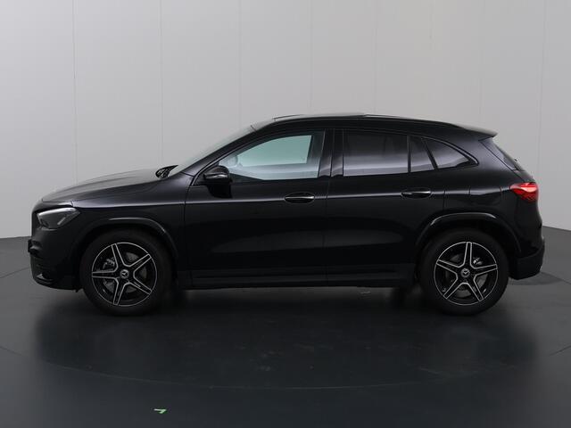 Mercedes-Benz GLA-KLASSE 180 Star Edition AMG Line | Panoramadak | Trekhaak | Sfeerverlichting | Stoelverwarming |