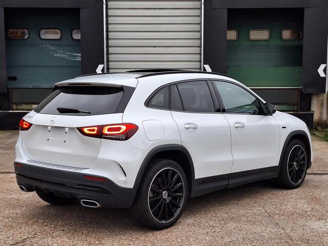Mercedes-Benz GLA-KLASSE 250 e AMG Line | Panoramadak | Achteruitrijcamera | Multibeam LED | Memory pakket | Elektrische achterklep