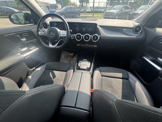 Mercedes-Benz GLA-KLASSE 250 e AMG Line l Automaat I MBUX l 360° camera l Wegklapbare Trekhaak l Memory l Tempomaat l Stoelverwarming l l Leder/alcantara l Widescreen l Augmented Reality l Airconditioning l