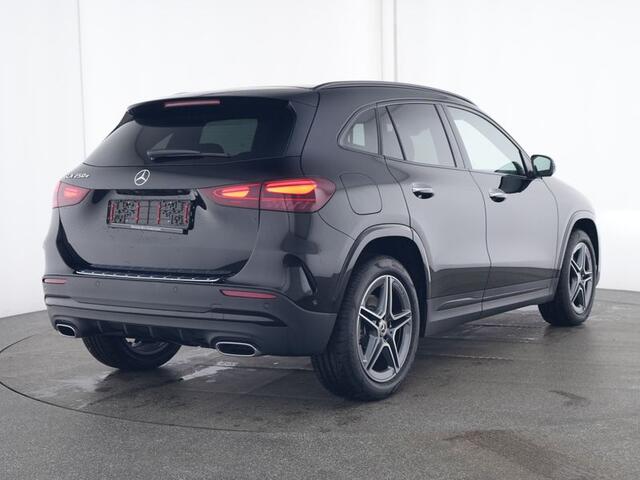Mercedes-Benz GLA-KLASSE 250 e AMG Face Lift Plug-In Hybride Edition AMG Line | Panorama Schuif-Kanteldak | Night Pakket | Stuur en Stoelverwarming. Inclusief 24 maanden MB Certified garantie voor Europa.