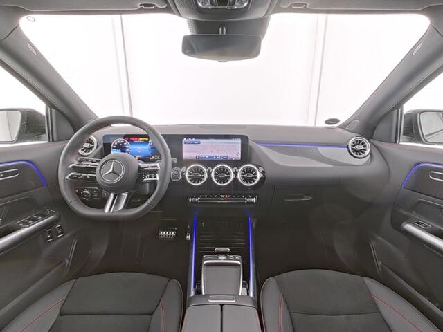 Mercedes-Benz GLA-KLASSE 250 e AMG Face Lift Plug-In Hybride Edition AMG Line | Panorama Schuif-Kanteldak | Night Pakket | Stuur en Stoelverwarming. Inclusief 24 maanden MB Certified garantie voor Europa.