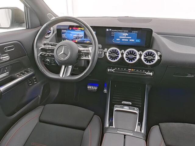 Mercedes-Benz GLA-KLASSE 250 e AMG Nightpakket Face Lift Plug-In Hybride | Panoramadak | Burmester Audio | Rijassistentie Pack | Memory | Stuur- en Stoelverwarming | Inclusief 24 maanden Mercedes-Benz Certified garantie voor Europa.
