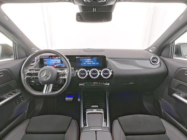Mercedes-Benz GLA-KLASSE 250 e AMG Nightpakket Face Lift Plug-In Hybride | Panoramadak | Burmester Audio | Rijassistentie Pack | Memory | Stuur- en Stoelverwarming | Inclusief 24 maanden Mercedes-Benz Certified garantie voor Europa.