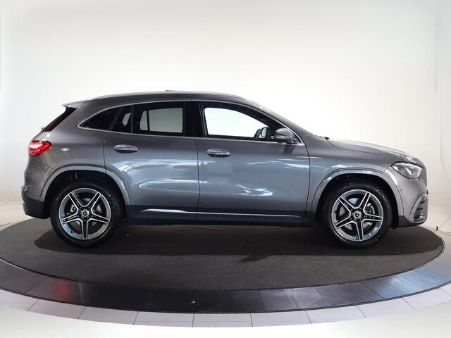 Mercedes-Benz GLA-KLASSE 180 Business Solution AMG | Panoramadak | Trekhaak | Memory stoelen | Head-up display | Sfeerverlichting | 360 camera |