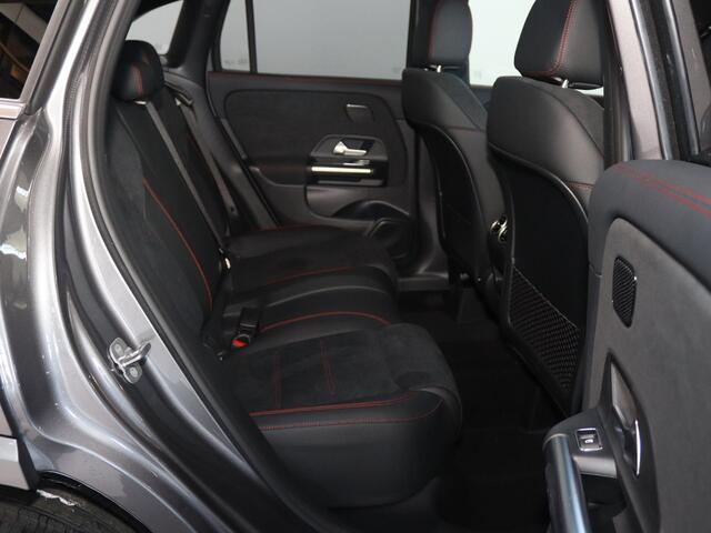 Mercedes-Benz GLA-KLASSE 180 Business Solution AMG | Panoramadak | Trekhaak | Memory stoelen | Head-up display | Sfeerverlichting | 360 camera |