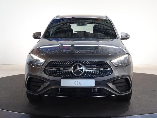 Mercedes-Benz GLA-KLASSE 180 Business Solution AMG | Panoramadak | Trekhaak | Memory stoelen | Head-up display | Sfeerverlichting | 360 camera |