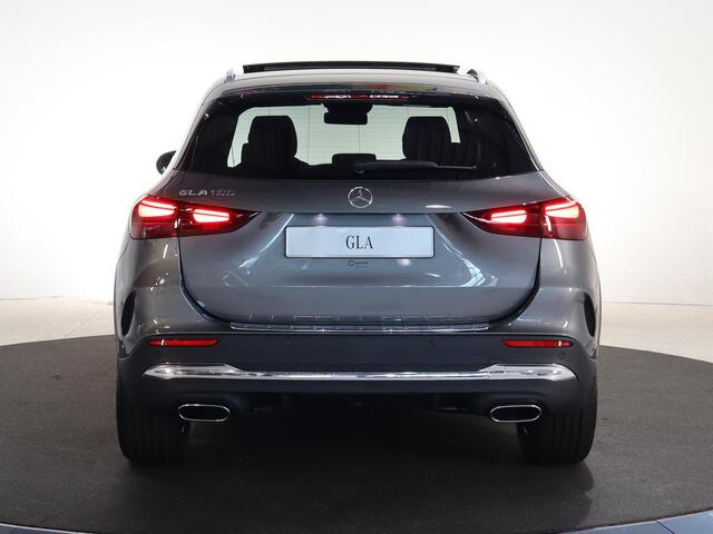 Mercedes-Benz GLA-KLASSE 180 Business Solution AMG | Panoramadak | Trekhaak | Memory stoelen | Head-up display | Sfeerverlichting | 360 camera |