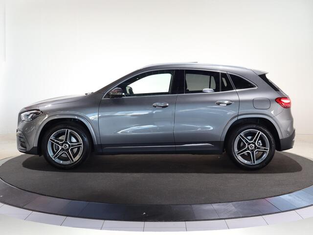 Mercedes-Benz GLA-KLASSE 180 Business Solution AMG | Panoramadak | Trekhaak | Memory stoelen | Head-up display | Sfeerverlichting | 360 camera |