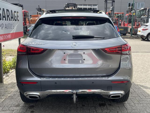 Mercedes-Benz GLA-KLASSE 250 e Progressive 18"/Trekhaak/Matrix LED/Leder + stoelverwarming + koeling/Panoramadak/Dodehoek/Camera/Elektrische klep/Apple Carplay & Android