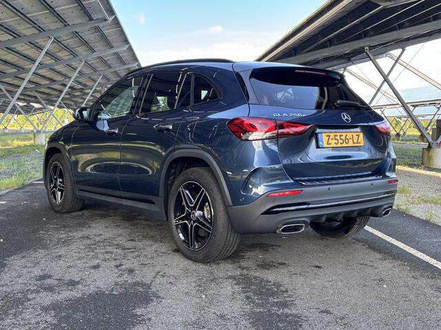 Mercedes-Benz GLA-KLASSE 250 e AMG Line | Night | Panoramadak | Sfeerverlichting | Parkeercamera | Apple carplay |