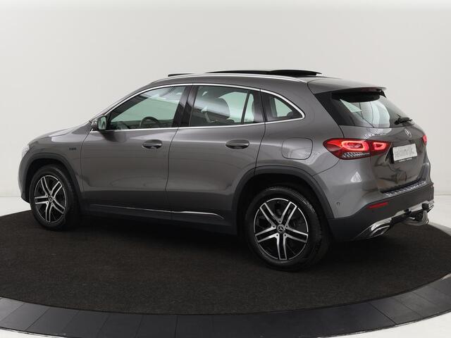 Mercedes-Benz GLA-KLASSE 250e Urban | Panoramadak | Stoelverwarming | Trekhaak | Carplay | Half leder | Camera | Navigatie | Widescreen | Park Assist | Climate control | Full LED