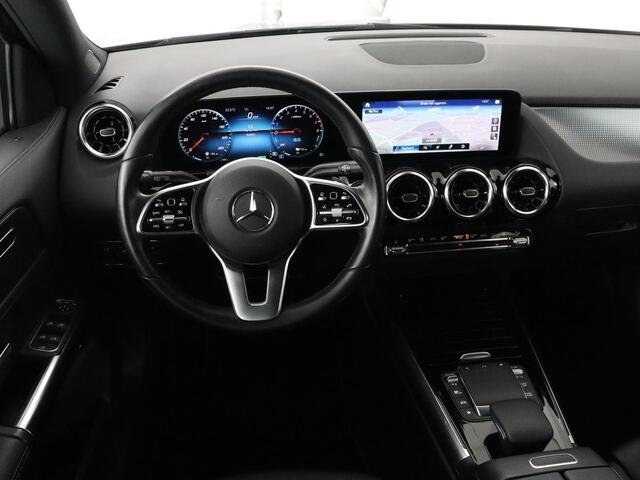 Mercedes-Benz GLA-KLASSE 250e Urban | Panoramadak | Stoelverwarming | Trekhaak | Carplay | Half leder | Camera | Navigatie | Widescreen | Park Assist | Climate control | Full LED