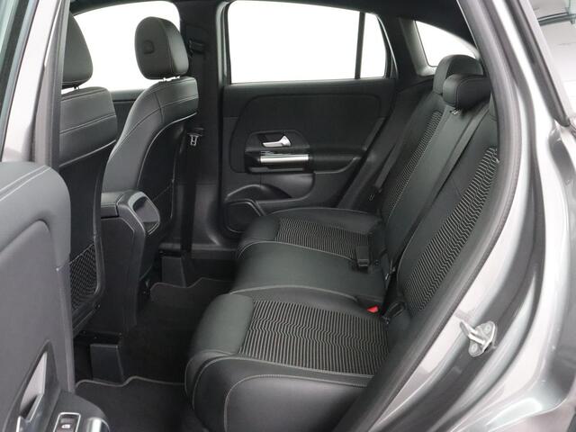 Mercedes-Benz GLA-KLASSE 250e Urban | Panoramadak | Stoelverwarming | Trekhaak | Carplay | Half leder | Camera | Navigatie | Widescreen | Park Assist | Climate control | Full LED