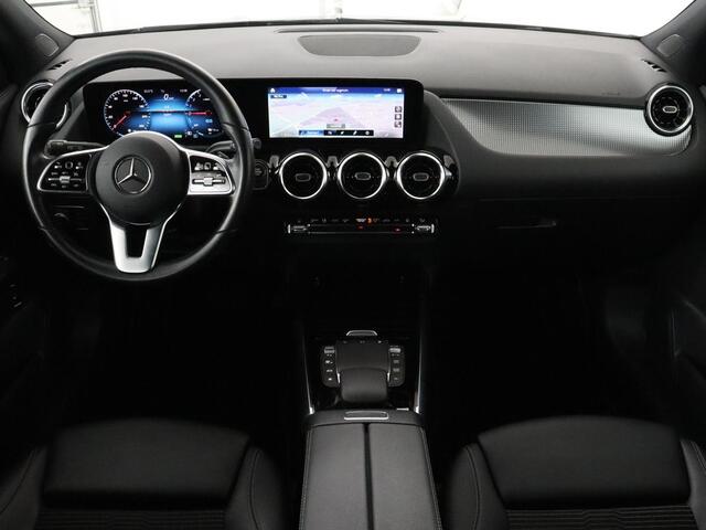 Mercedes-Benz GLA-KLASSE 250e Urban | Panoramadak | Stoelverwarming | Trekhaak | Carplay | Half leder | Camera | Navigatie | Widescreen | Park Assist | Climate control | Full LED