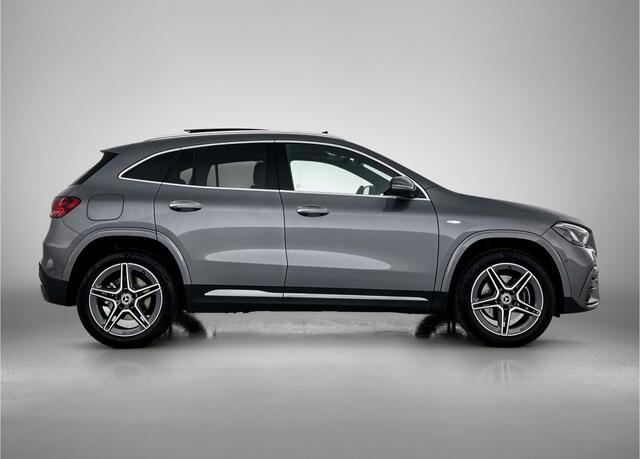 Mercedes-Benz GLA-KLASSE 250 e Business Solution AMG | Trekhaak | Parkeerpakket met achteruitrijcamera | EASY PACK achterklep | Spiegelpakket | Dodehoekassistent | Stoelverwarming voor | KEYLESS GO | Extra USB-poorten |