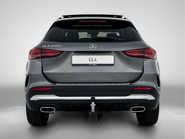 Mercedes-Benz GLA-KLASSE 250 e Business Solution AMG | Trekhaak | Parkeerpakket met achteruitrijcamera | EASY PACK achterklep | Spiegelpakket | Dodehoekassistent | Stoelverwarming voor | KEYLESS GO | Extra USB-poorten |