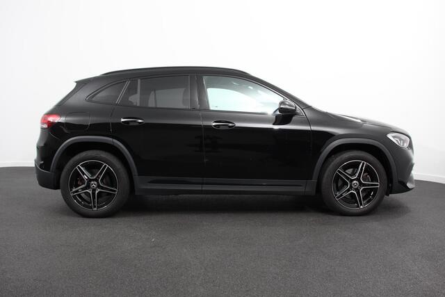 Mercedes-Benz GLA-KLASSE 250 e 218PK phev AMG Line | Navigatie | Parkeersensoren | Camera | Elektrisch panormadak | Adaptive Cruise Control | Stoelverwarming | Ledverlichting | Elektrische achterklep | Virtual Cockpit | Climatronic