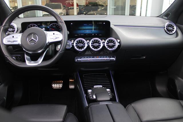 Mercedes-Benz GLA-KLASSE 250e 218PK BUSINESS SOLUTION AMG LIMITED | SFEER VERLICHTING | PANORAMISCH SCHUIF/KANTEL DAK | BURMESTER PREMIUM AUDIO | VERWARMDE VOORSTOELEN | MULTIBEAM LED KOPLAMPEN | APPLE CARPLAY/ANDROID AUTO | 360? CAMERA | DODEHOEK DETECTIE | ELEKTRISCH BEDIENBARE