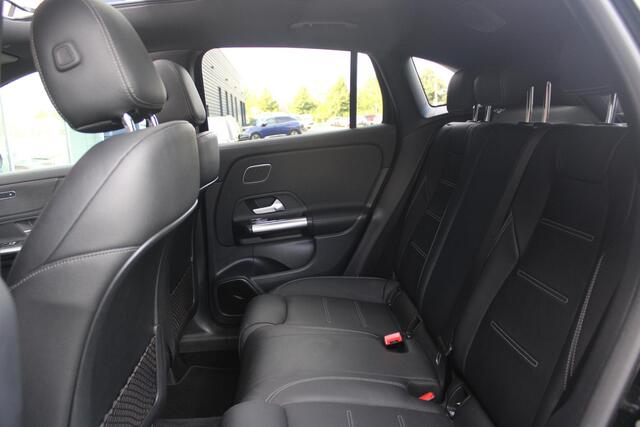 Mercedes-Benz GLA-KLASSE 250e 218PK BUSINESS SOLUTION AMG LIMITED | SFEER VERLICHTING | PANORAMISCH SCHUIF/KANTEL DAK | BURMESTER PREMIUM AUDIO | VERWARMDE VOORSTOELEN | MULTIBEAM LED KOPLAMPEN | APPLE CARPLAY/ANDROID AUTO | 360? CAMERA | DODEHOEK DETECTIE | ELEKTRISCH BEDIENBARE