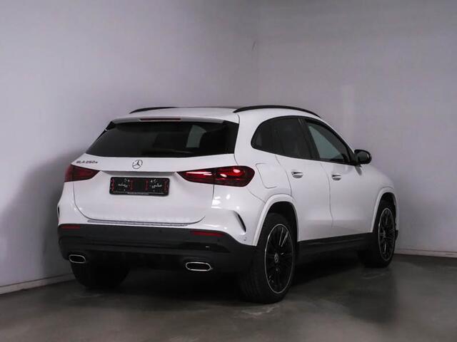 Mercedes-Benz GLA-KLASSE 250 e AMG Face Lift Plug-In Hybride Edition AMG Line | Night Pakket | Panorama Schuif-Kanteldak | Burmester® | Memory Voorstoelen | 360° camera | Distronic. Inclusief 24 maanden MB Certified garantie voor Europa.