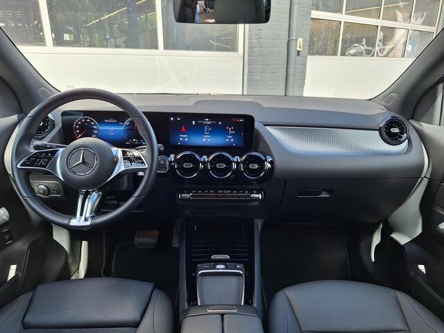 Mercedes-Benz GLA-KLASSE 250 e Star Edition | Trekhaak | Widescreen | Achteruitrijcamera | Smartphone integratie | Dodehoekassistentie | Elektrische achterklep