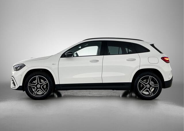 Mercedes-Benz GLA-KLASSE 250 e Business Solution AMG | Nightpakket | Premium Plus pakket | Parkeerpakket met 360°-camera | Dodehoekassistent | Keyless-Go comfortpakket | Head-up display | Spiegelpakket | Extra USB-poorten |