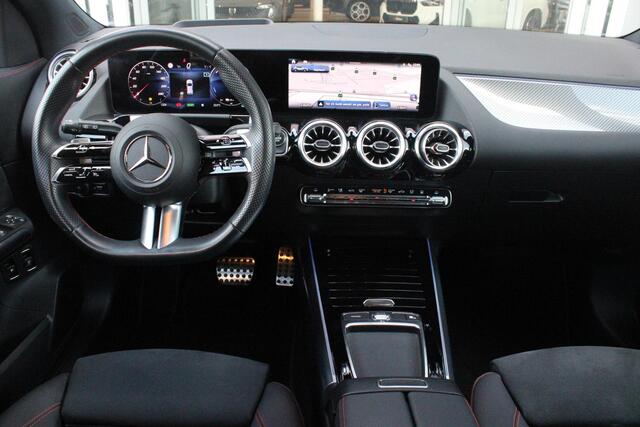 Mercedes-Benz GLA-KLASSE 250 e AMG LINE "NIEUW MODEL!" | PANORAMISCH SCHUIF/KANTEL DAK | ELEKTRISCH BEDIENBARE VOORSTOELEN MET GEHEUGENFUNCTIE EN "ZITKINEMATICA" | DRAADLOZE APPLE CARPLAY/ANDROID AUTO | NIGHT PAKKET: DAKRELING ZWART, ZIJRUITEN EN ACHTERRUITEN ZWART, LICHTMETALEN