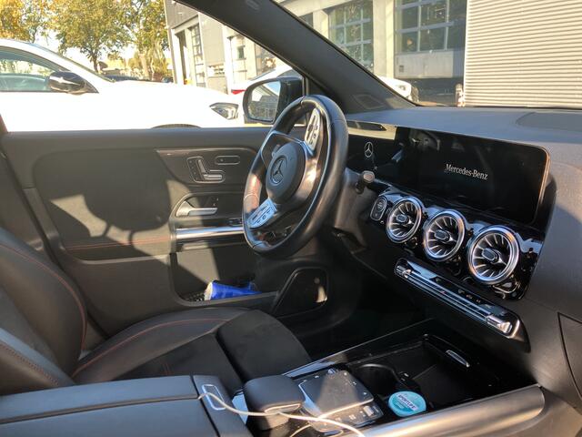 Mercedes-Benz GLA-KLASSE 180 Business Solution AMG | 1E EIGENAAR | 12MND GARANTIE | AUTOMAAT | PANO | NAVI | CARPLAY | CRUISE | MEMORY | NL-AUT |
