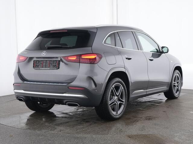 Mercedes-Benz GLA-KLASSE 250 e AMG Plug-In Hybride AMG Line | Panorama Schuif-Kanteldak | Sfeerverlichting | Dosehoek Assist | Stuur en Stoelverwarming. Inclusief 24 maanden MB Certified garantie voor Europa.