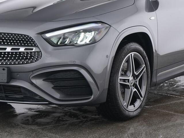 Mercedes-Benz GLA-KLASSE 250 e AMG Plug-In Hybride AMG Line | Panorama Schuif-Kanteldak | Sfeerverlichting | Dosehoek Assist | Stuur en Stoelverwarming. Inclusief 24 maanden MB Certified garantie voor Europa.