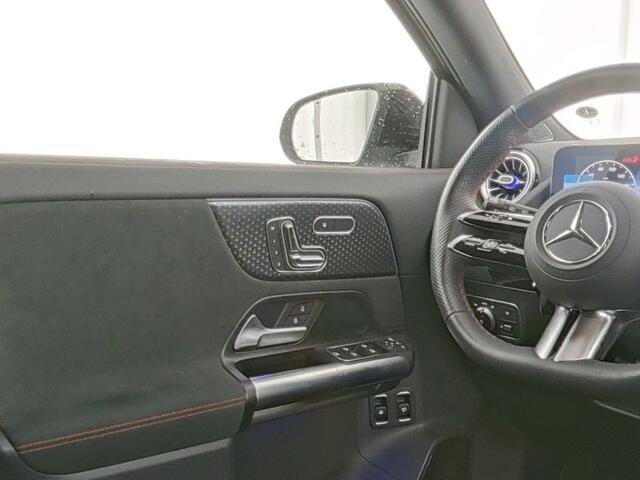 Mercedes-Benz GLA-KLASSE 250 e AMG Plug-In Hybride AMG Line Premium Plus | Night Pakket | Trekhaak | AC en DC Laden | Distronic | Stuur en Stoelverwarming. Inclusief 24 maanden MB Certified garantie voor Europa.