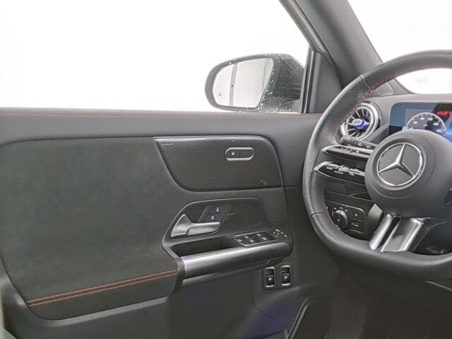 Mercedes-Benz GLA-KLASSE 250 e AMG Plug-In Hybride AMG Line | Night Pakket | Trekhaak | Panorama Schuif Kanteldak | 20 Inch AMG Velgen | Dodehoek Assist | Stuur en Stoelverwarming. Inclusief 24 maanden MB Certified garantie voor Europa.