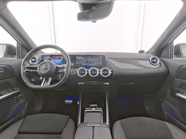 Mercedes-Benz GLA-KLASSE 250 e AMG Plug-In Hybride AMG Line | Night Pakket | Trekhaak | Panorama Schuif Kanteldak | 20 Inch AMG Velgen | Dodehoek Assist | Stuur en Stoelverwarming. Inclusief 24 maanden MB Certified garantie voor Europa.