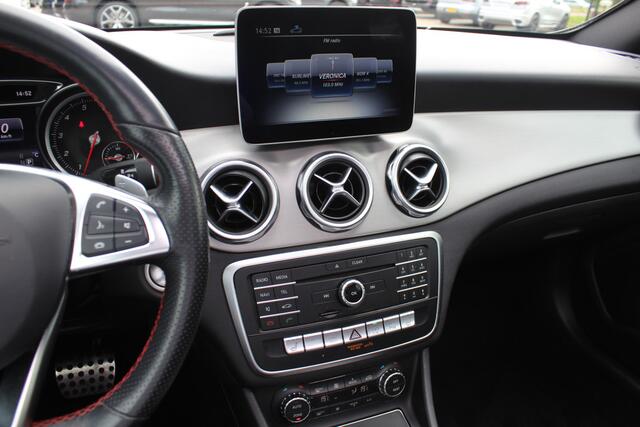 Mercedes-Benz GLA-KLASSE 180 Business Solution AMG Night Upgrade / Camera / Apple CarPlay / 19'' / Half leder / Navigatie / Getint glas / Stoelverwarming / Cruise Control