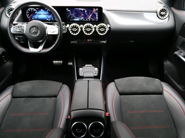 Mercedes-Benz GLA-KLASSE 200 Business Solution AMG AMG Lne | Night Pakket | Panorama Schuif-Kanteldak | Trekhaak | Sfeerverlichting. Inclusief 24 maanden Mercedes-Benz Certified garantie voor Europa.