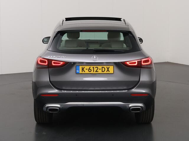 Mercedes-Benz GLA-KLASSE 250 e Business Solution Luxury Limited | Panoramadak | Trekhaak | Sfeerverlichting | Memory | Beige interieur | Sfeerverlichting |