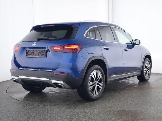 Mercedes-Benz GLA-KLASSE 250 e Plug-In Hybride Panorama Schuif-Kanteldak | Sfeerverlichting | Memory Voorstoelen | MultiBeam Ledkoplampen | Stoel en Stuurverwarming. Inclusief 24 maanden MB Certified garantie voor Europa.