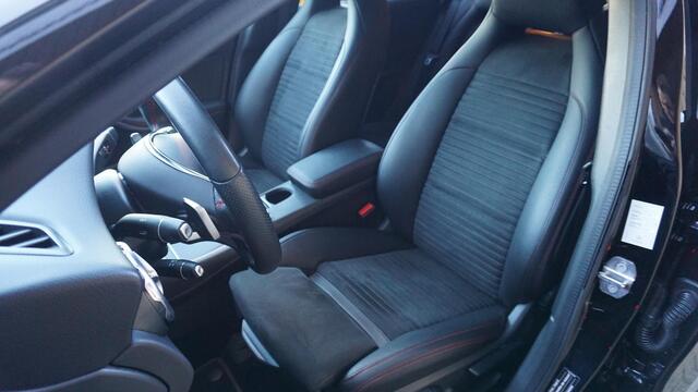 Mercedes-Benz GLA-KLASSE 180 122pk 2x AMG-Line Leder/Alcantara 18inch LM Keyless LED A-Camera *NL auto* 77686km!