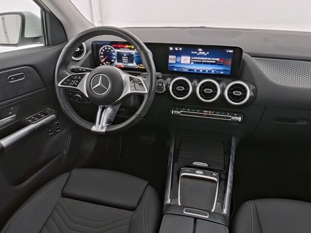 Mercedes-Benz GLA-KLASSE 250 e Plug-In Hybride | Trekhaak | CarPlay | Stoel- en Stuurverwarming | Parkeerpakket met Camera | LED | Inclusief 24 maanden Mercedes-Benz Certified garantie voor Europa.