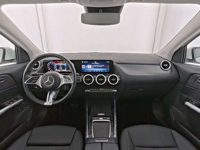 Mercedes-Benz GLA-KLASSE 250 e Plug-In Hybride | Trekhaak | CarPlay | Stoel- en Stuurverwarming | Parkeerpakket met Camera | LED | Inclusief 24 maanden Mercedes-Benz Certified garantie voor Europa.