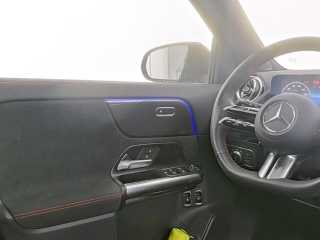 Mercedes-Benz GLA-KLASSE 250 e AMG Nightpakket Plug-In Hybride | Panoramadak | Keyless Go |Stuur en Stoelverwarming | Sfeerverlichting | Parkeerpakket met Camera | Inclusief 24 maanden Mercedes-Benz Certified garantie voor Europa.