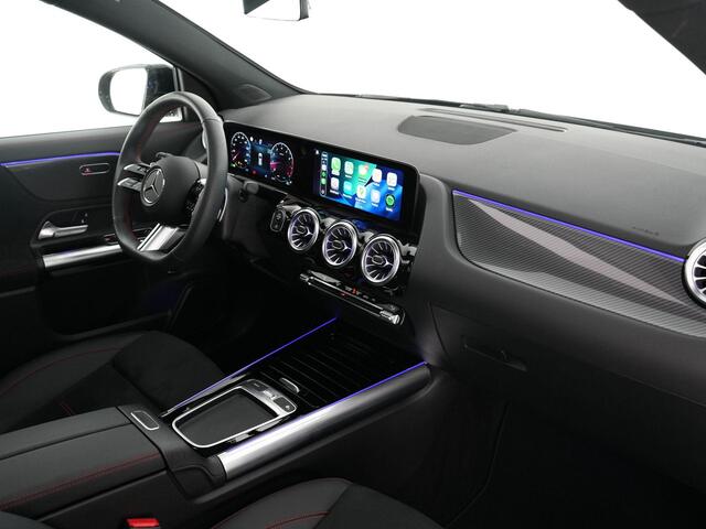 Mercedes-Benz GLA-KLASSE 200 AMG Line |dealer onderhouden|panoramadak|carbon interieur|Apple Carplay|trekhaak|stoelverwarming|parkeercamera|sfeerverlichting|19"|