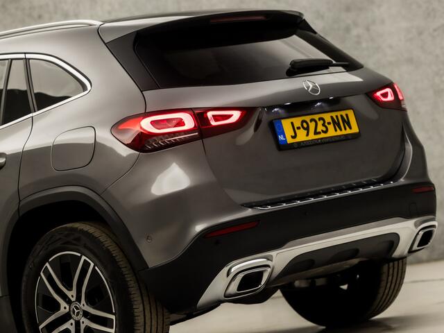 Mercedes-Benz GLA-KLASSE 200 Luxury 164Pk Automaat (GROOT NAVI, SFEERVERLICHTING, LEDER, WIDESCREEN, STOELVERWARMING, SPORTSTOELEN, CAMERA, ZWART HEMEL, NIEUWSTAAT)
