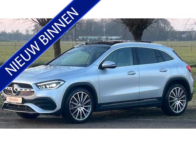 Mercedes-Benz GLA-KLASSE 250 AMG LINE 21.000KM!! NAVIGATIE WIDESCREEN, APPLE CARPLAY, DAB RADIO, BURMESTER SOUND, LEER, MEMORY STOELEN, STOELVERWARMING, HEAD-UP DISPLAY, AMBIËNTEVERLICHTING, ELEC. PANORAMADAK, DODEHOEK ASSIST, RIJBAAN ASSIST, KEYLESS GO, 360 GRADEN CAMERA, PARKEE