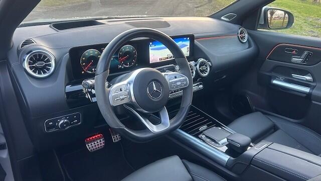 Mercedes-Benz GLA-KLASSE 250 AMG LINE 21.000KM!! NAVIGATIE WIDESCREEN, APPLE CARPLAY, DAB RADIO, BURMESTER SOUND, LEER, MEMORY STOELEN, STOELVERWARMING, HEAD-UP DISPLAY, AMBIËNTEVERLICHTING, ELEC. PANORAMADAK, DODEHOEK ASSIST, RIJBAAN ASSIST, KEYLESS GO, 360 GRADEN CAMERA, PARKEE
