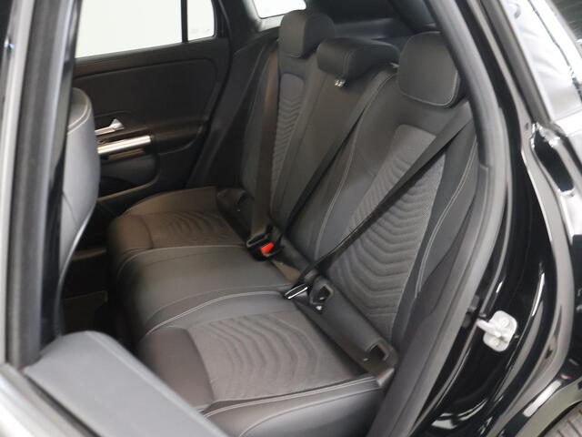 Mercedes-Benz GLA-KLASSE 250 e Business Solution Luxury | Trekhaak | Winter pakket | Getint glas | Stoelverwarming |