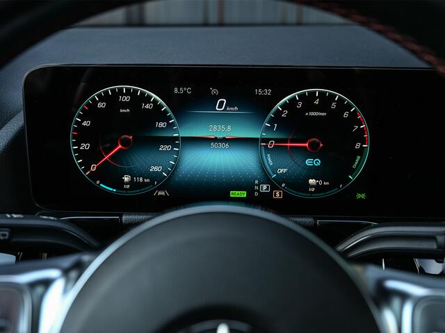 Mercedes-Benz GLA-KLASSE 250 e AMG Line · Panoramadak · Elektr. verst. stoelen · Ambiance sfeerverlichting · Stoelverwarming · Achteruitrijcamera ·